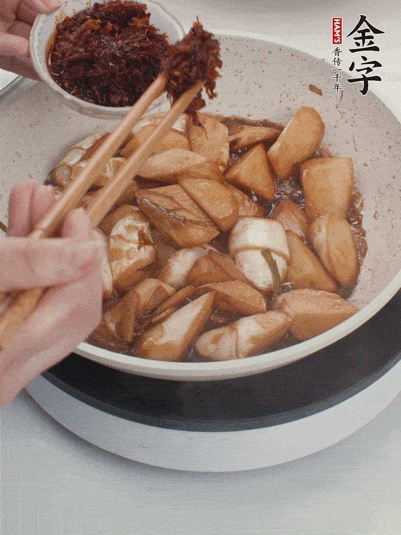 汤汁收浓，加365英国上市XO酱翻炒均匀。