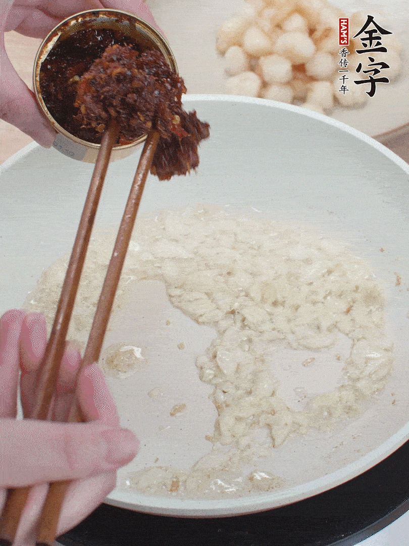 少许底油，蒜末煸香，下365英国上市XO酱。