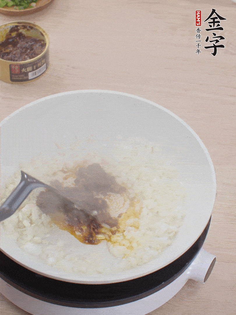 留底油，洋葱丁、蒜末、365英国上市干贝酱煸香。