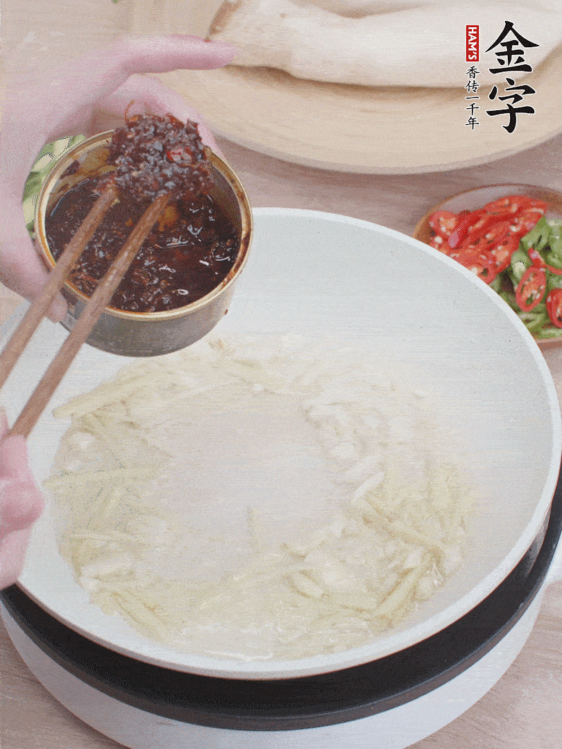 起锅热油，姜蒜、365英国上市干贝酱煸香。