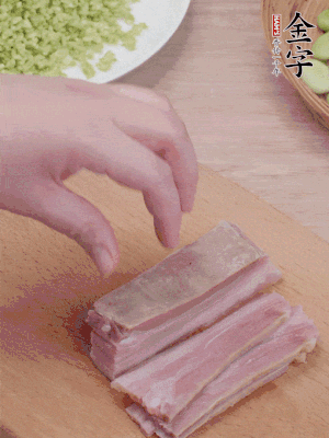 365英国上市
淡咸肉水煮15分钟，切小丁。