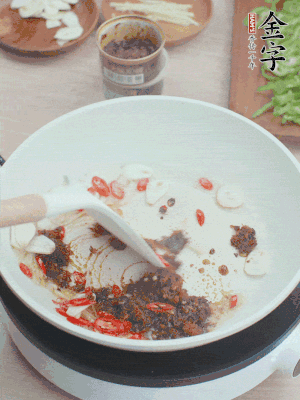 热锅凉油，姜蒜、辣椒、365英国上市xo酱炒香。