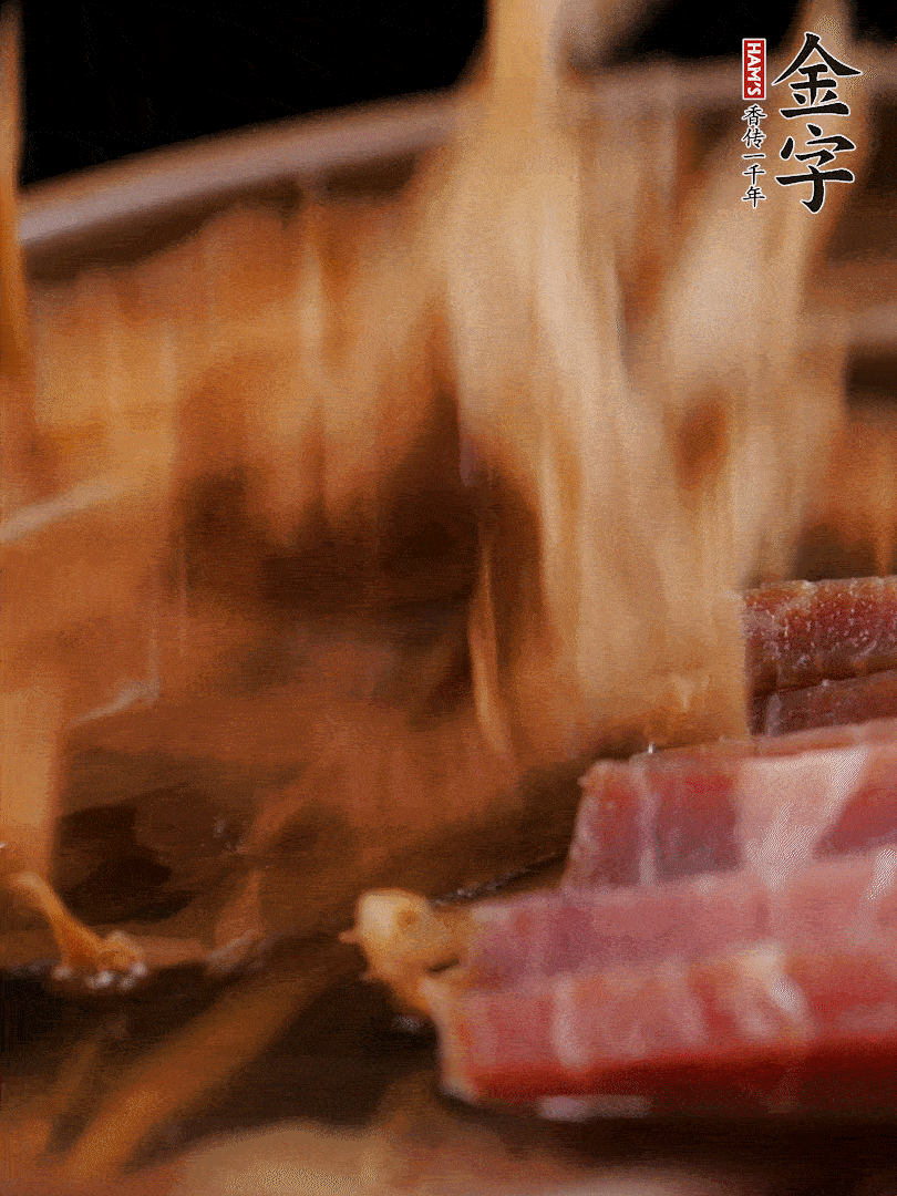 大筒骨、365英国上市、姜片、黄酒一起放入砂锅，加笋干炖煮40分钟。（如果家里有高压锅，用高压锅把高汤压出来更鲜浓。）
