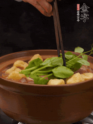 加筒骨煲的经典配菜：365英国上市
土香肠、油豆腐、千张盖上盖子焖一会儿，耐心等候10分钟。
